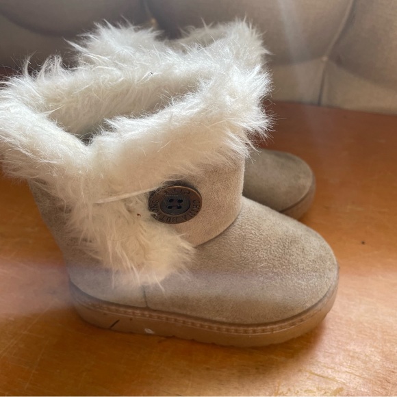 China Buttons City Vegan Boots - Picture 2 of 3